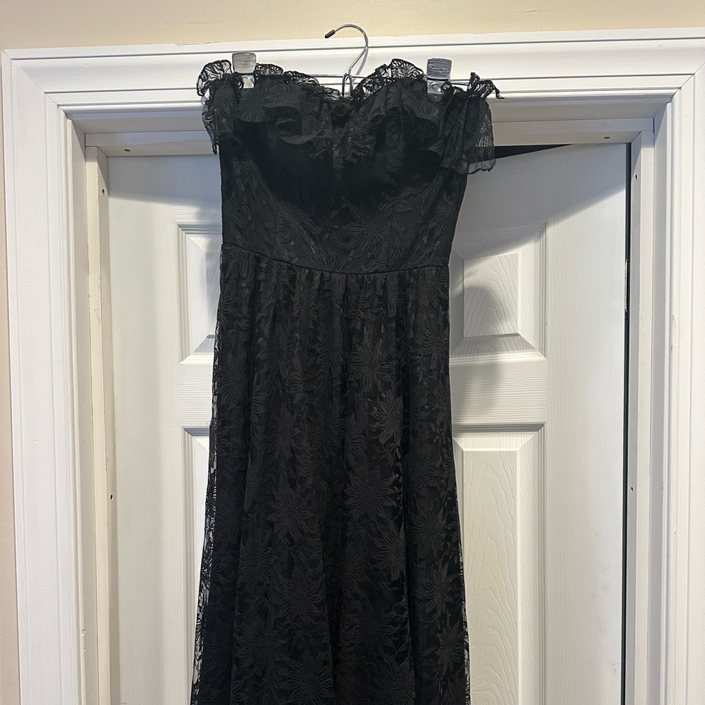 Women’s black lacy strapless dress size 2/4